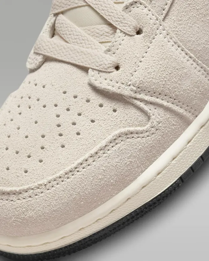 Kids Nike Jordan Air Jordan 1 Mid SE Light Orewood Brownwhitelight British Tanmetallic Gold