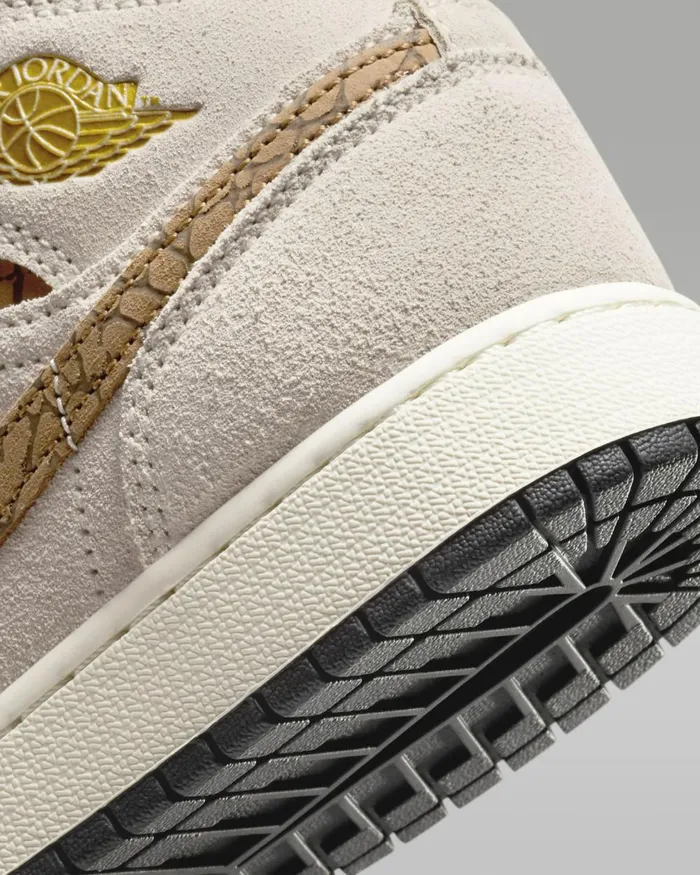 Kids Nike Jordan Air Jordan 1 Mid SE Light Orewood Brownwhitelight British Tanmetallic Gold