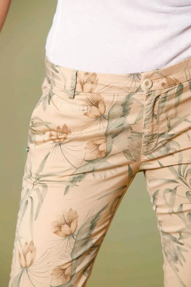 Woman Jaqueline Curvie Chino Capri Pants In Cotton With Flower Print Curvy Mason039s Pants